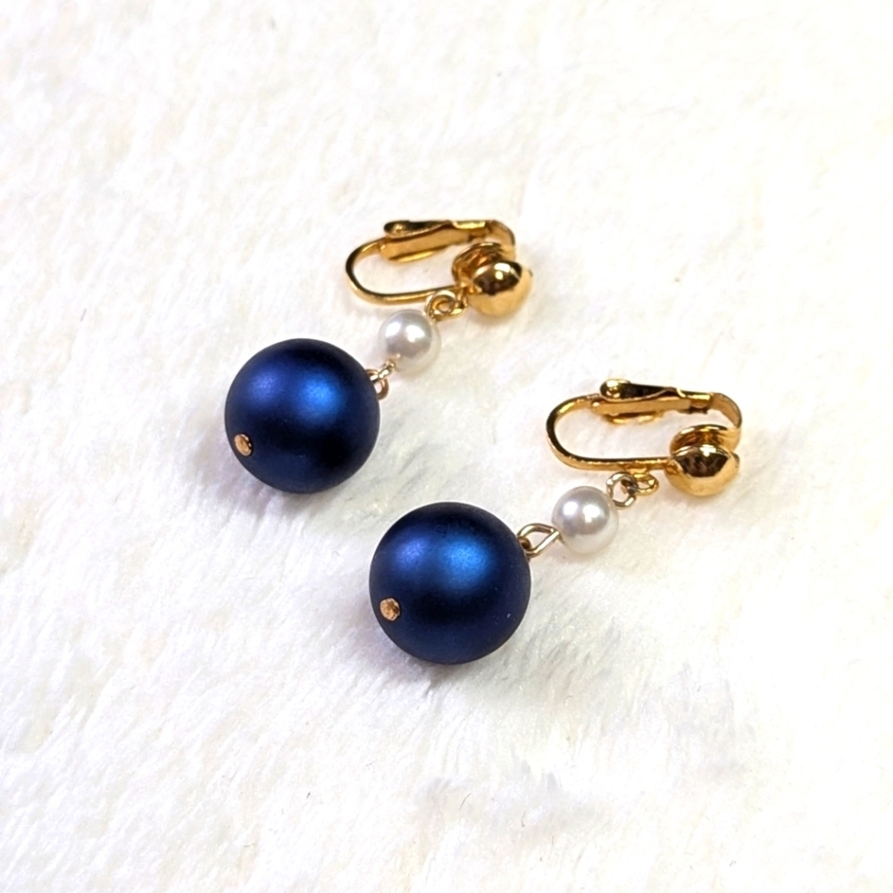 Vintage Colbalt Blue and Goldtone Clip Earrings with a Faux Pearl Accent - Picture 4 of 5